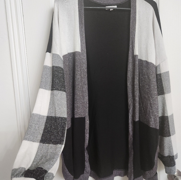 Maurices XL Stylish Gray and Black Women's Sweater - Picture 2 of 4